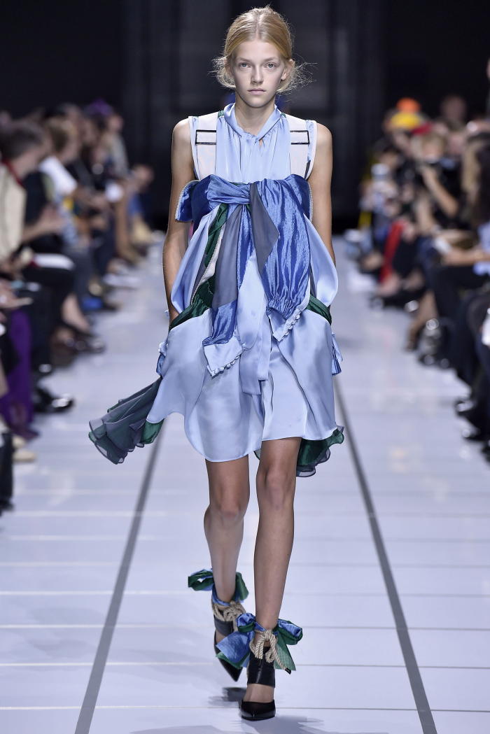 サカイ(sacai)は2018年春夏パリコレクション会期中の10月2日、パリのグラン・パレで2018年春夏コレクションを発表した。