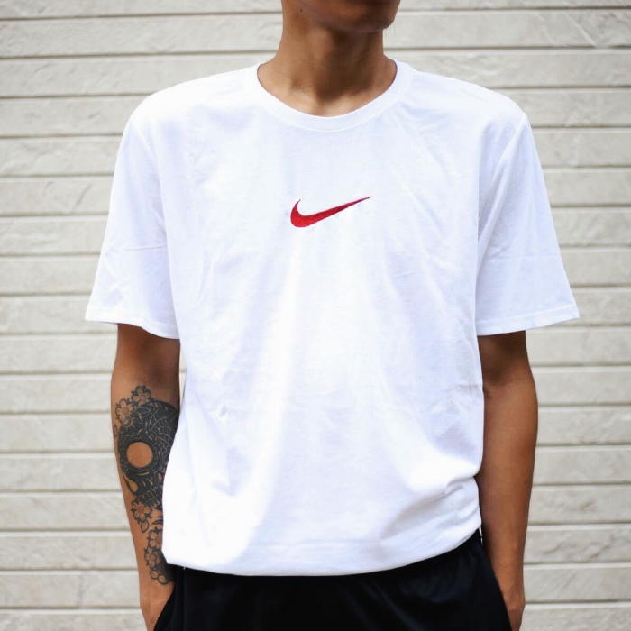 ミニスウッシュが刺しゅうで施されたTシャツ「NIKE AIR MAX EMBROIDERY 