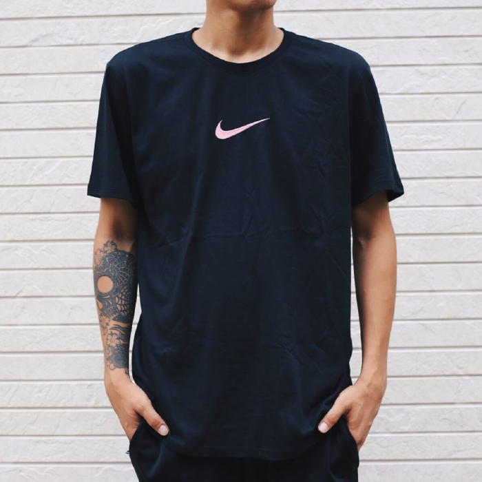 ミニスウッシュが刺しゅうで施されたTシャツ「NIKE AIR MAX EMBROIDERY 