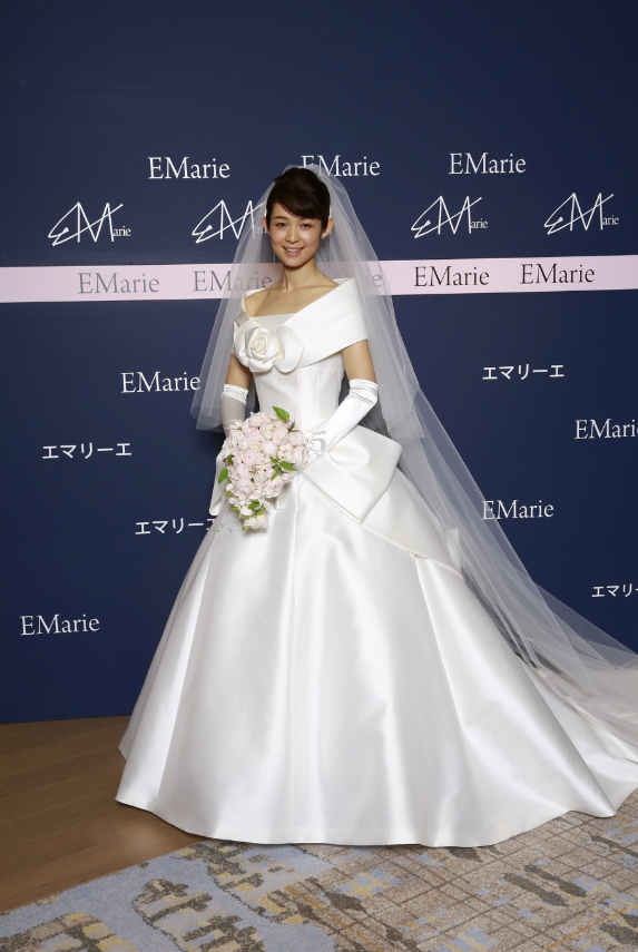 女優の藤澤恵麻さんのウエディングドレスをエマ理永さんが製作