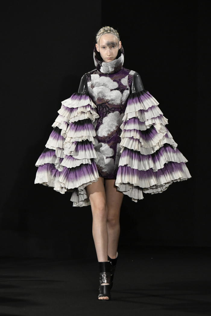 桂由美がパリでユミカツラ19 年秋冬秋冬オートクチュールコレクションを発表 墨流しの詩 をテーマにしたドレス Zoom Up Collection