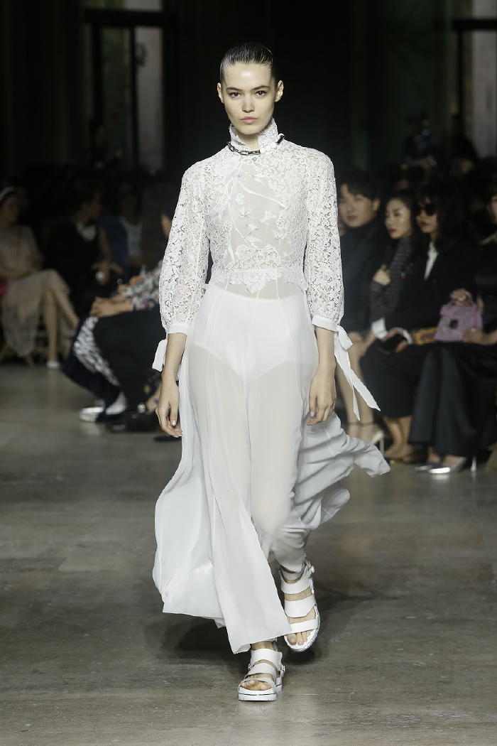 美品★厳選★SHIATZY CHENシャッツィチェン5万★I40size/9号★ワンピースB842 ルック「シャッツィ・チェン」2025-26年秋冬コレクション - WWDJAPAN