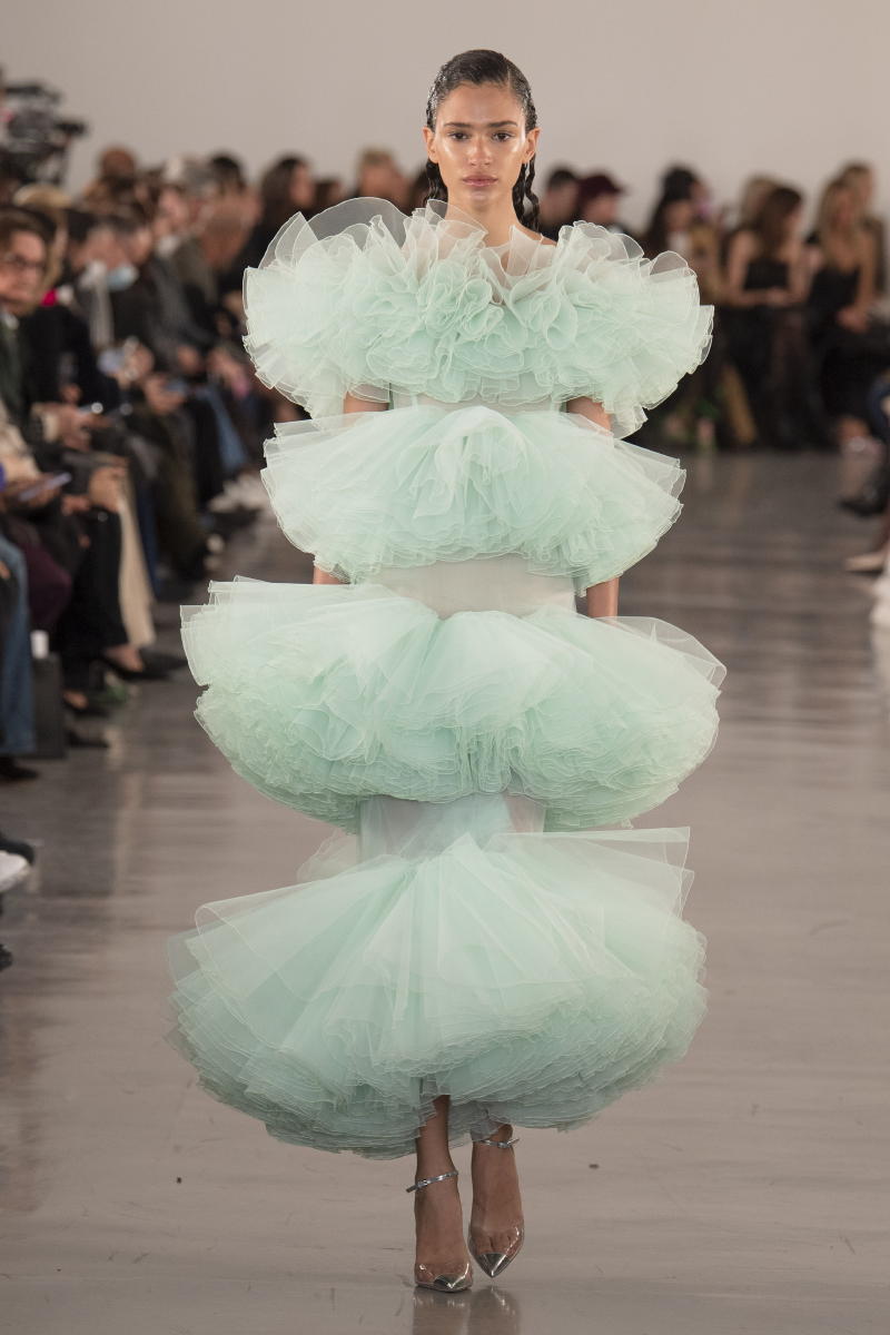 ジャンバティスタ ヴァリ（Giambattista Valli）2022／2023年秋冬 