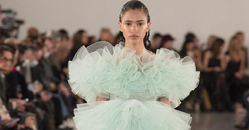 ジャンバティスタ ヴァリ（Giambattista Valli）2022／2023年秋冬